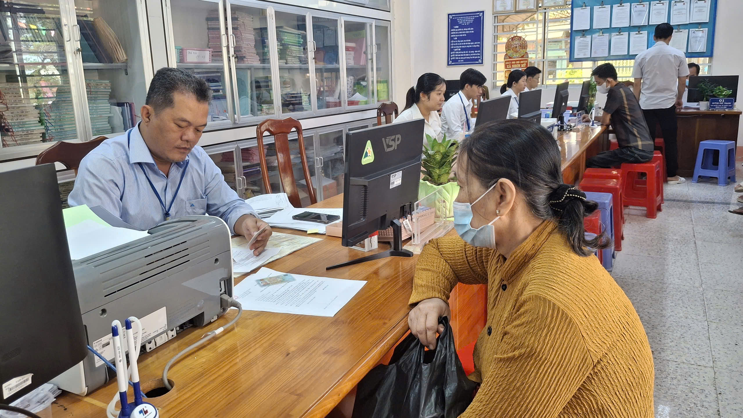 Công chức Trung tâm đang hoàn tất thủ tục hành chính cho người dân
