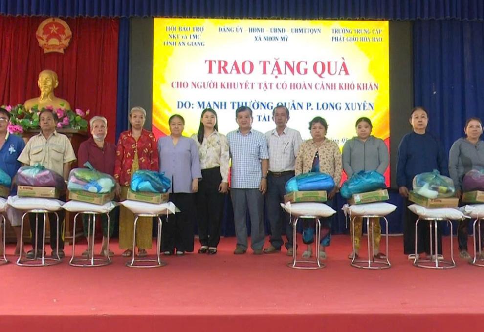 Xã Nhơn Mỹ trao 200 phần quà cho người khuyết tật có hoàn cảnh khó khăn
