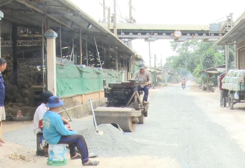 Tổ từ thiện Kiến Thành dặm vá hơn 500m đường xuống cấp tại xã Nhơn Mỹ