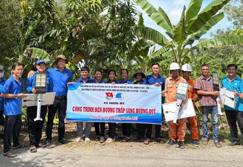 Đoàn thanh niên xã mắc đèn năng lượng mặt trời