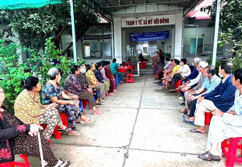 Khám và điều trị cho hơn 1.800 lượt người