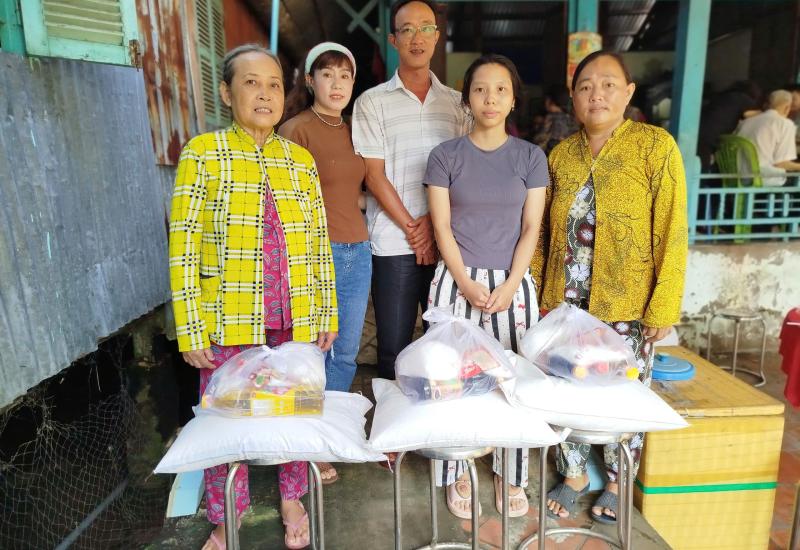 Trao 30 phần quà cho hộ gia đình khó khăn