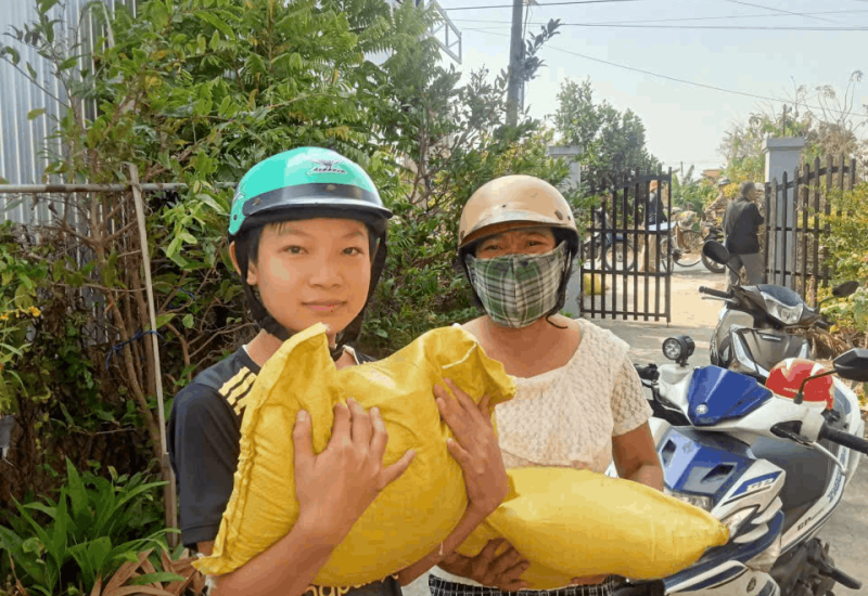 Trao 70 phần quà cho người khó khăn