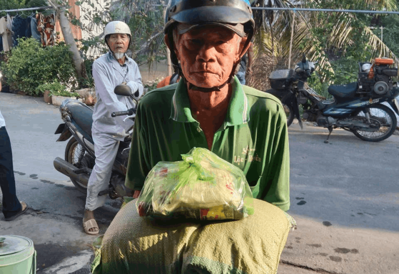 Trao 100 phần quà cho hộ khó khăn 