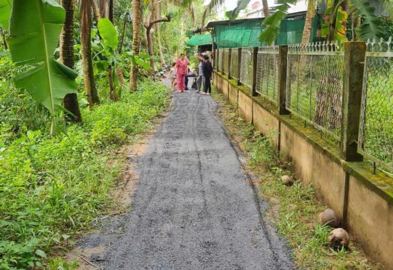 Rải đá tuyến đường giao thông nông thôn