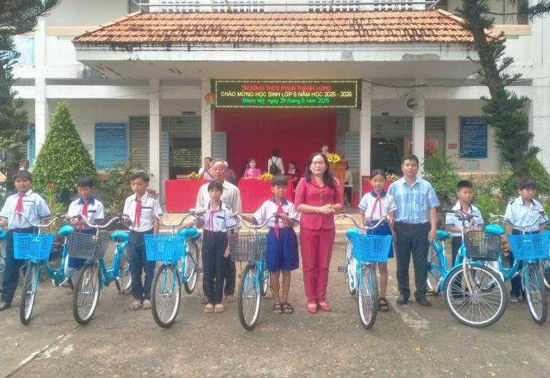 Xã Nhơn Mỹ tổ chức bàn giao học sinh lớp 5 lên lớp 6 năm học 2025 – 2026 - tặng 21 chiếc xe đạp cho học sinh
