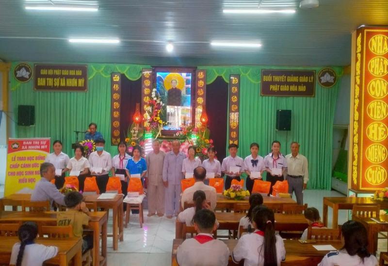 Chi hội khuyến học Ban Trị sự Phật giáo Hoà Hảo xã Nhơn Mỹ trao học bổng chấp cánh ước mơ cho học sinh nghèo