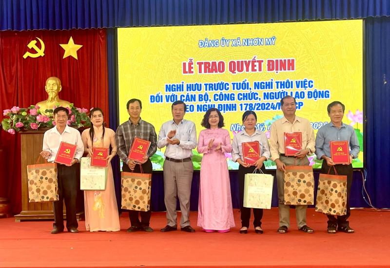 Đảng ủy xã Nhơn Mỹ công bố và trao Quyết định công tác cán bộ