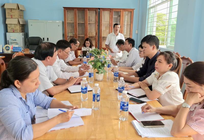 Đoàn công tác Đảng ủy Nhơn Mỹ làm việc với Trung tâm dịch vụ tổng hợp