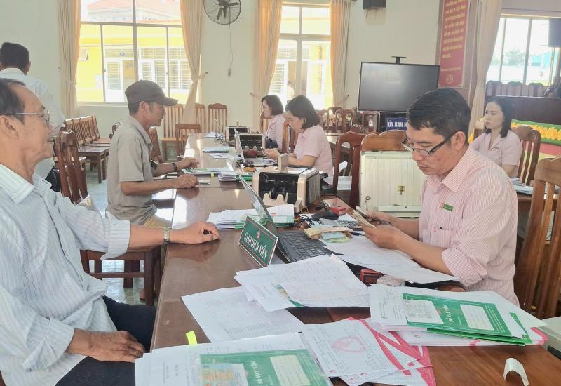 Ngân hàng Chính sách Xã hội khu vực Chợ Mới giải ngân vốn vay tại xã Nhơn Mỹ