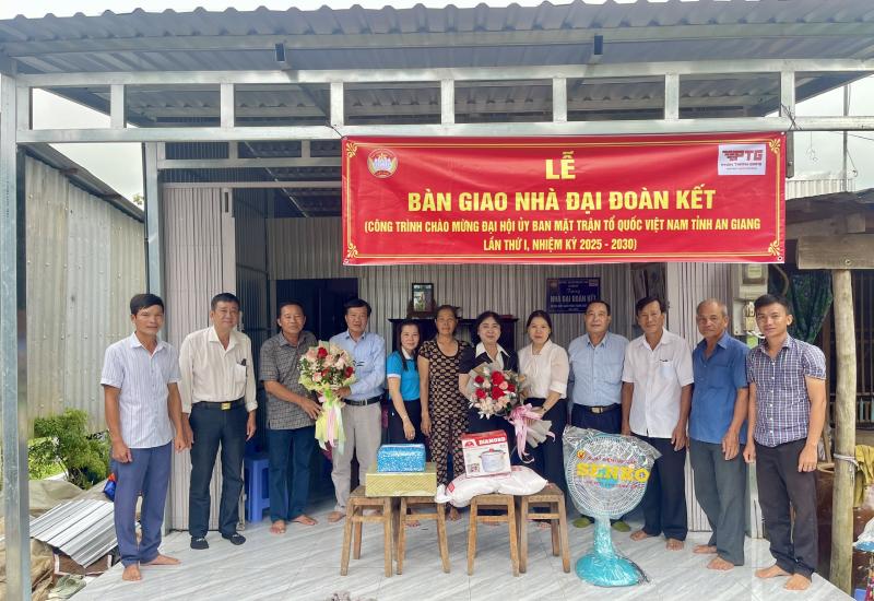 Bàn giao 2 nhà đại đoàn kết