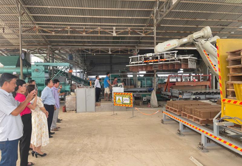 Bí thư Đảng ủy xã Nhơn Mỹ tham quan mô hình sản xuất gạch sử dụng robot thông minh 