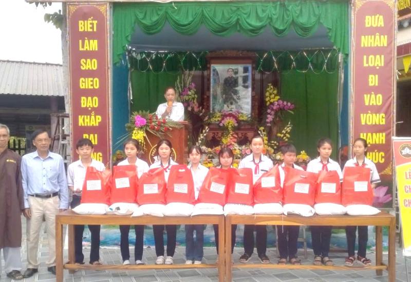 Trao tặng quà cho hộ nghèo cận nghèo có hoàn cảnh khó khăn và học sinh