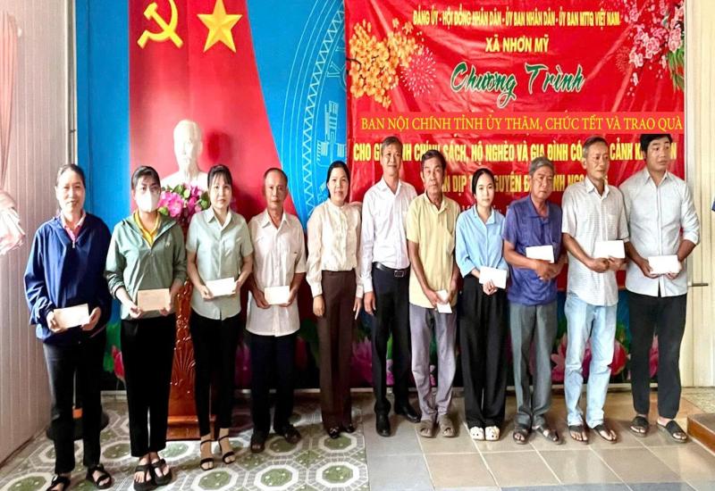  Ban nội chính Tỉnh ủy An Giang tặng 40 phần quà cho hộ nghèo xã Nhơn Mỹ