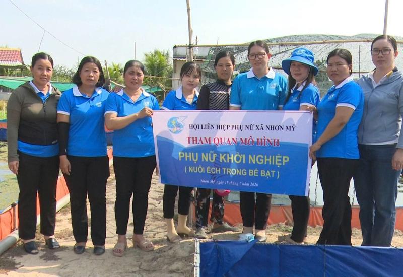 Hội LHPN xã Nhơn Mỹ tham quan mô hình phụ nữ khởi nghiệp nuôi ếch trong bể bạt