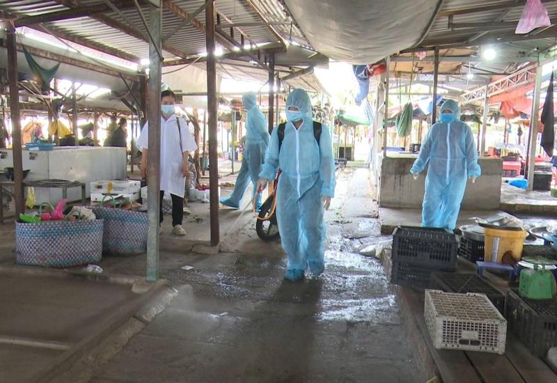 Nhơn Mỹ ra quân phun xịt khử khuẩn tại các điểm chợ Nhằm chủ động phòng, chống dịch bệnh và đảm bảo an toàn vệ sinh thực phẩm cho người dân, sáng ngày 23/4/2026, Trung tâm Dịch vụ Tổng hợp xã Nhơn Mỹ đã tổ chức ra quân phun xịt thuốc khử trùng, vệ sinh môi trường (đợt 1) tại các khu chợ trên địa bàn.  Tại 9 điểm chợ, tổ công tác đã tiến hành phun hóa chất sát khuẩn chuyên dụng trên toàn bộ khuôn viên, các sạp hàng và khu vực tập kết rác. Việc phun xịt được thực hiện vào thời điểm vắng khách, đảm bảo không ả