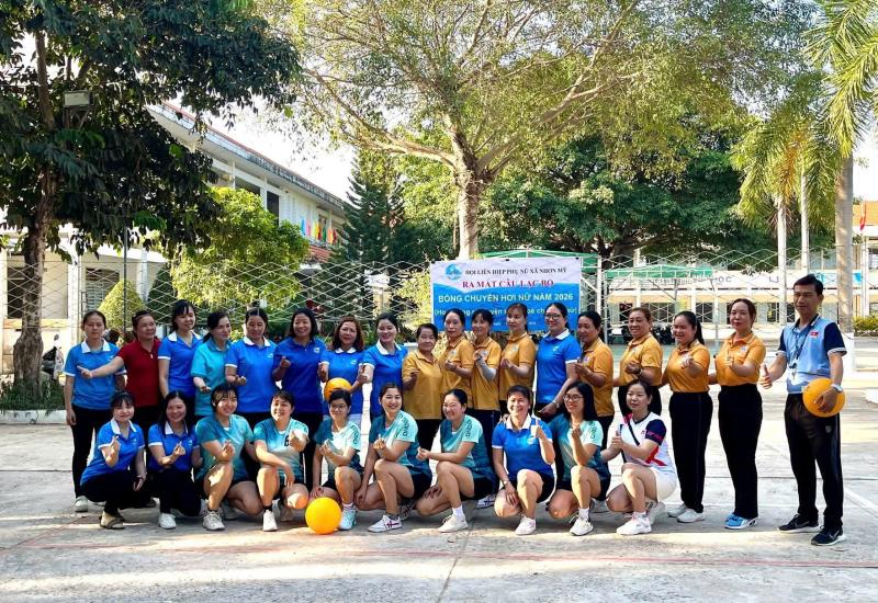 Lễ ra mắt Câu lạc bộ “Bóng chuyền hơi nữ” xã Nhơn Mỹ